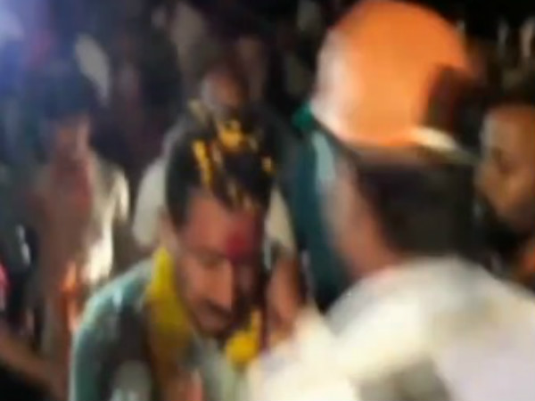 Madhya Pradesh: Shoe garland to a BJP MLA video goes viral Madhya Pradesh: Shoe garland to a BJP MLA video goes viral