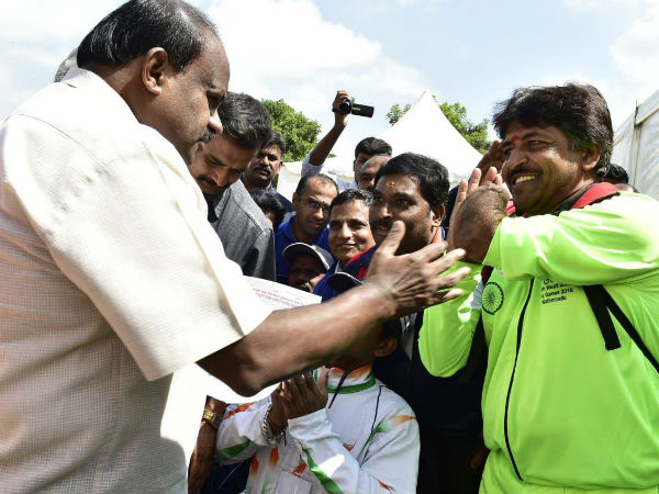 Kumaraswamy and Anitha Kumarasway visited Kadu Malleshwara temple