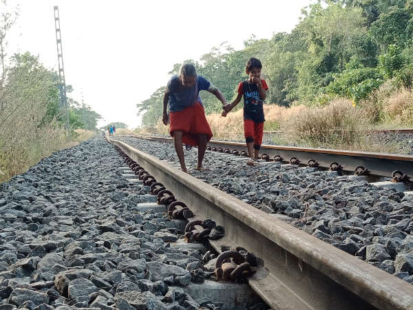 ಕಲ್ಲು-ಕಬ್ಬಿಣ ಮೆಟ್ಟಿಕೊಂಡು ನಡೆದಾಡಬೇಕು