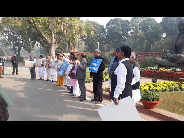 Karnataka mps protested against tamil nadu over mekedatu project issue at parliament gandhi statue