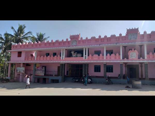 There is no link between Saluru Mutt and the poisonous case