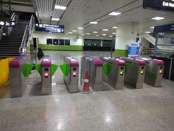 ಟೋಕನ್ ಬದಲು ರೀಚಾರ್ಜ್ ಮಾಡಿಸಿಕೊಳ್ಳಲು ಸರತಿ 