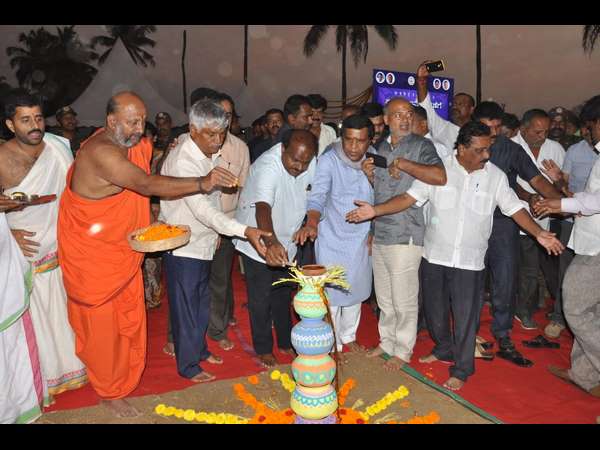  ಶಾಸ್ತ್ರೋಕ್ತವಾಗಿ ಪೂಜೆ ಸಲ್ಲಿಸಿದರು 