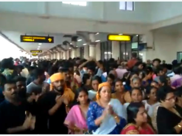 ಪುಣೆಯಿಂದ ಕೊಚ್ಚಿನ್ ವಿಮಾನ ನಿಲ್ದಾಣಕ್ಕೆ ಆಗಮಿಸಿದ್ದ ತೃಪ್ತಿ ದೇಸಾಯಿ 