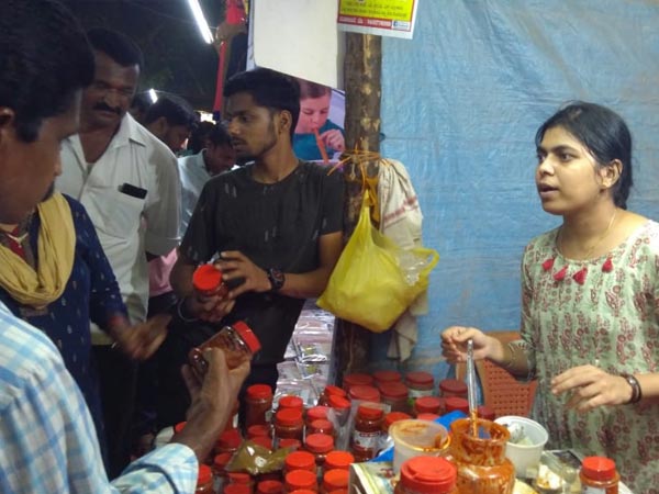 ಮಾವಿನ ಕಾಯಿ ಉಪ್ಪಿನ ಕಾಯಿಯಲ್ಲಿ ಮೀಡಿ ತುಂಡು