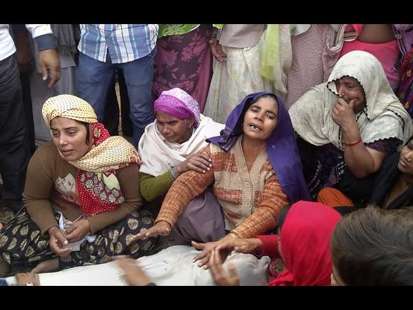 ಖಡ್ಗ ಕೊಂಡೊಯ್ಯುತ್ತಿದ್ದರು