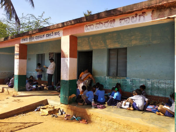  ಹೊರಗೆ ಕೂರಿಸಿ ಪಾಠ ಮಾಡುವಂತಾಗಿದೆ 