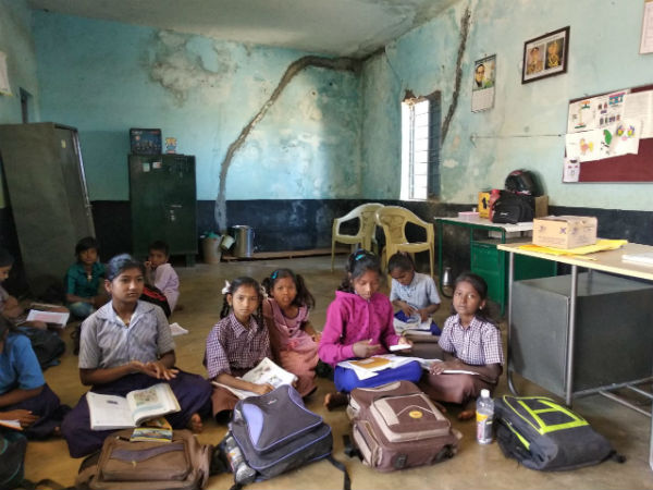  ನೆಲದಲ್ಲಿಯೇ ಕುಳಿತು ಪಾಠ ಕೇಳಬೇಕಾಗಿದೆ 