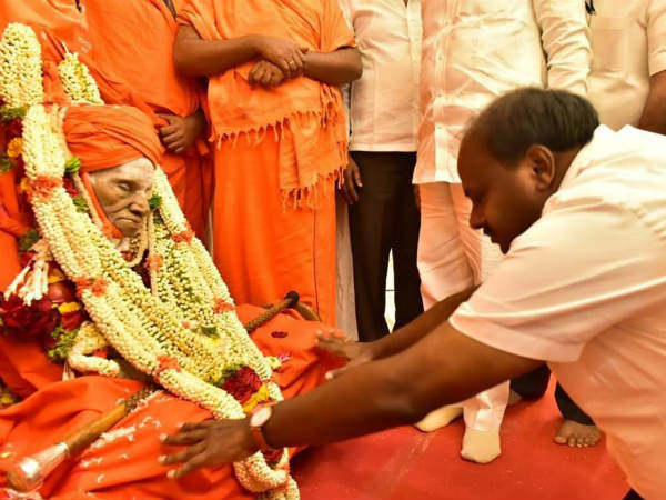 Karnataka CM paid last tribute to Shivakumara swami 