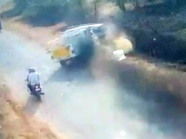 Accident between Omni car and pickup jeep in Putturu