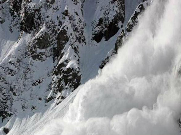 Heavy snow fall claims 2 lives in Jammu and Kashmir Heavy snow fall claims 2 lives in Jammu and Kashmir