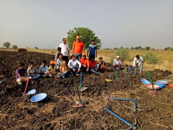ನೆರವಿನ ಹಸ್ತ ಚಾಚಿದ ಕಂಪೆನಿ ನೆರವಿನ ಹಸ್ತ ಚಾಚಿದ ಕಂಪೆನಿ