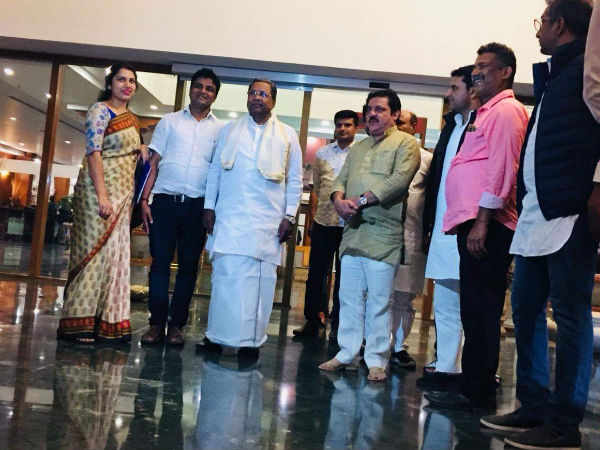 ಮಧ್ಯಾಹ್ನ ರೆಸಾರ್ಟ್ನಲ್ಲಿ ಸಭೆ ಮಧ್ಯಾಹ್ನ ರೆಸಾರ್ಟ್ನಲ್ಲಿ ಸಭೆ