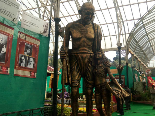 ಚಿತ್ರಸಂತೆಯ ಗಾಂಧಿ, ಚರಕ, ಕನ್ನಡಕ ಚಿತ್ರಸಂತೆಯ ಗಾಂಧಿ, ಚರಕ, ಕನ್ನಡಕ