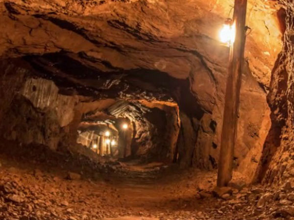 Indian Navy recovers a body from Meghalaya mine Indian Navy recovers a body from Meghalaya mine