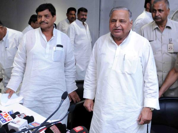 ಅಪ್ಪ-ಮಗನ ನಡುವೆ 'ಯಾದವೀ ಕಲಹ' 