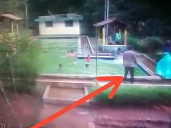 Baby fighting for life in pool, video clip viral in social media