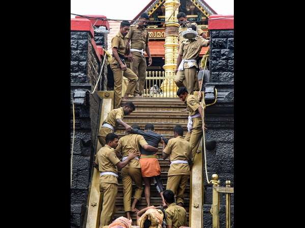 ಮಹಿಳೆಯರ ಮನೆ ಮೇಲೆ ಕಲ್ಲು 