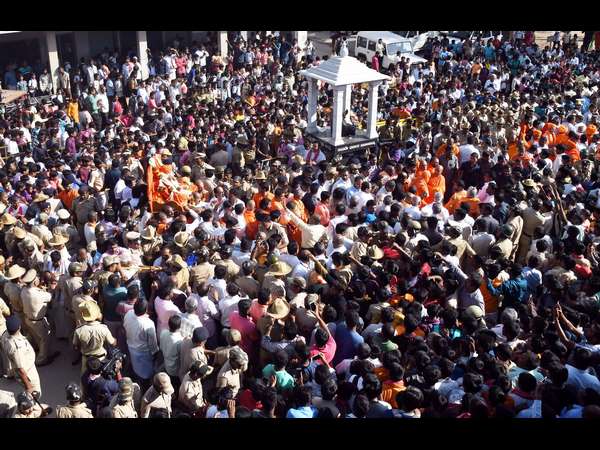 ಋತುಮತಿಯಾಗುವುದಕ್ಕೆ ಹೆಮ್ಮೆಪಡಿ ಎಂದರು ಶ್ರೀಗಳು!