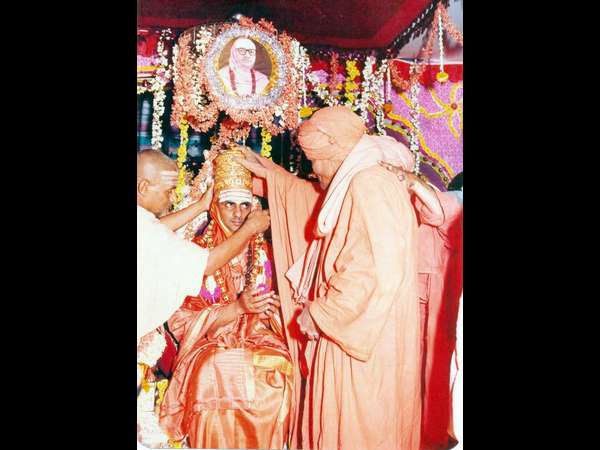  ಶಿವಕುಮಾರ ಸ್ವಾಮೀಜಿಯಿಂದ ಆಶೀರ್ವಾದ 