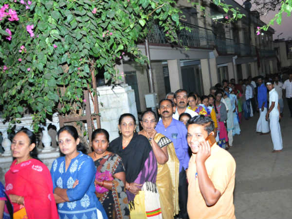 Devotees allowed to see Siddaganga swamiji through window in Mutt