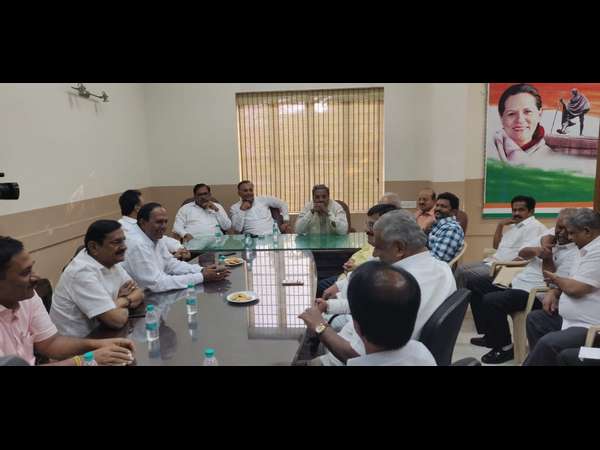 Siddaramaiah had meeting with congress leaders of Old mysuru region