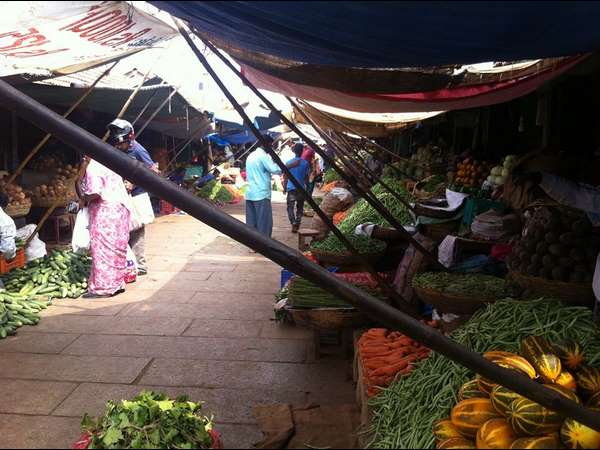  ರಸ್ತೆ ಬದಿಗಳಲ್ಲಿ ವ್ಯಾಪಾರ ಜೋರು 