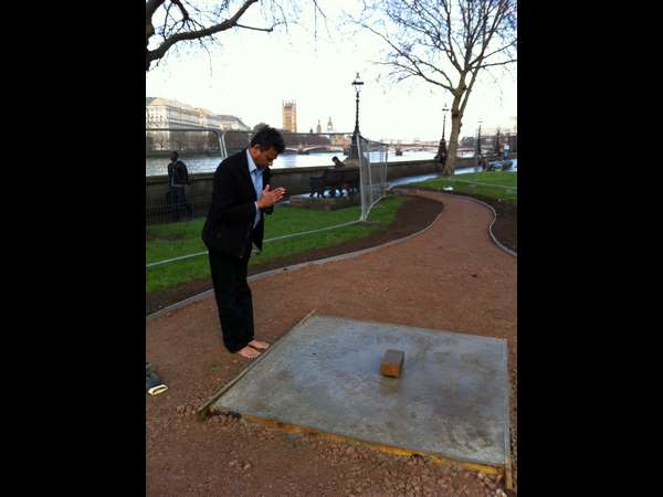 Prayers to Shri Shri Shivakumara Swamiji at the Basaveshwara statue in London