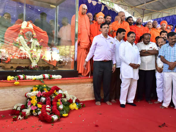 ಹಲವು ದಶಕಗಳಿಂದ ವಿದ್ಯಾದಾನ 
