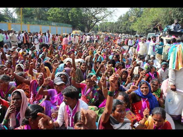 Women demanding complete liqour ban in Karnataka