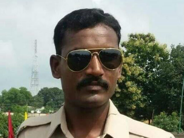 'ಯೋಧ ಗುರು ಕುಟುಂಬಕ್ಕೆ ಜಮೀನು ಹಸ್ತಾಂತರ'