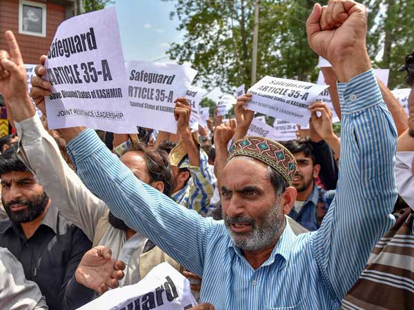 ಮೋದಿ ಒಬ್ಬೊಬ್ಬರನ್ನೇ ಬೆತ್ತಲು ಮಾಡುತ್ತಿದ್ದಾರೆ
