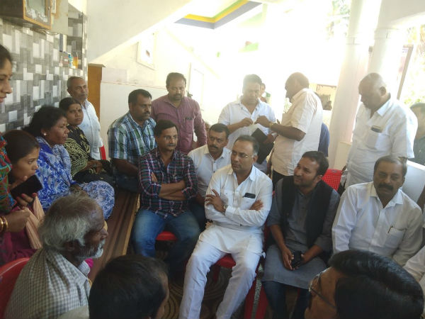 Karnataka congress gives 5 lakh to martyred soldier Gurus family 