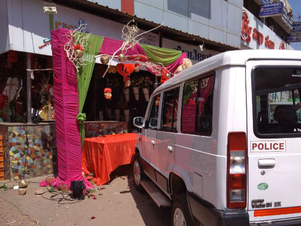 Activists of Bajrang Dal attacked on flower bouquets shop Activists of Bajrang Dal attacked on flower bouquets shop