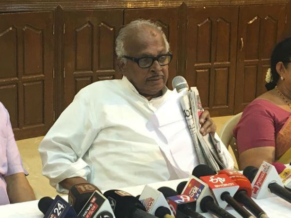 Janardhana Poojary supported the Mamata Banerjees dharna Janardhana Poojary supported the Mamata Banerjees dharna