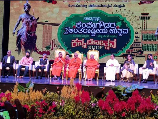 ವೇದಿಕೆ ಅಲಂಕರಿಸಿದ ಸ್ವಾಮೀಜಿಗಳು ಕಲಾವಿದರು