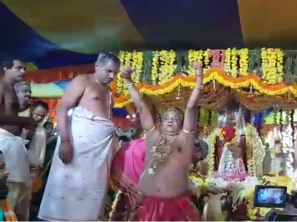 ಮುಳ್ಳಿನಿಂದ ತಯಾರಿಸಲಾದ ಪಾದರಕ್ಷೆಯನ್ನು ಧರಿಸುವ ದರ್ಶನ ಪಾತ್ರಿ 