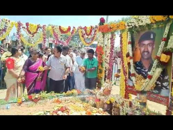  ಸಮಾಧಿಯ ಬಳಿ ಪೂಜೆ 