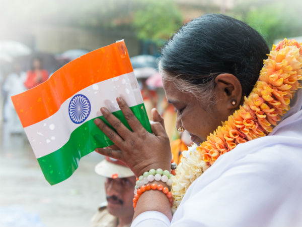 mata Amritanandamayi give 5 lakh to martyred soldierss kins mata Amritanandamayi give 5 lakh to martyred soldierss kins
