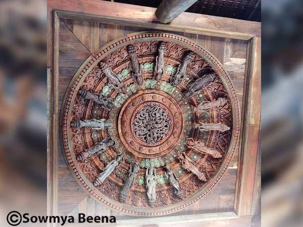 ಥಾಯ್ ಶೈಲಿಯ ಜಟಿಲ ಕೆತ್ತನೆಗಳು