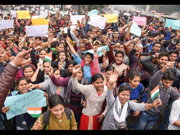 ಪಟ್ನಾದಲ್ಲಿ ಬೀದಿಗಿಳಿದು ವಿದ್ಯಾರ್ಥಿಗಳಿಂದ ಪ್ರತಿಭಟನೆ