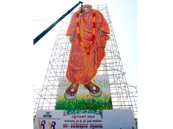ಒಂದೇ ವೇದಿಕೆಯಲ್ಲಿ ರವಿಚಂದ್ರನ್ ಹಾಗೂ ಹಂಸಲೇಖ ಒಂದೇ ವೇದಿಕೆಯಲ್ಲಿ ರವಿಚಂದ್ರನ್ ಹಾಗೂ ಹಂಸಲೇಖ