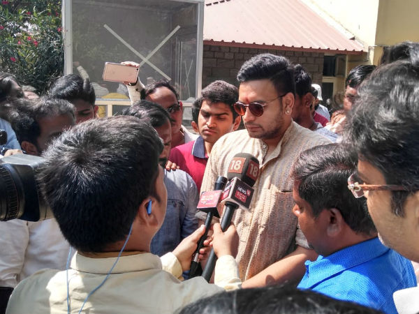 Yaduveer Wadiyar, Krishnadeva Raya join protest against vandalism at Hampi