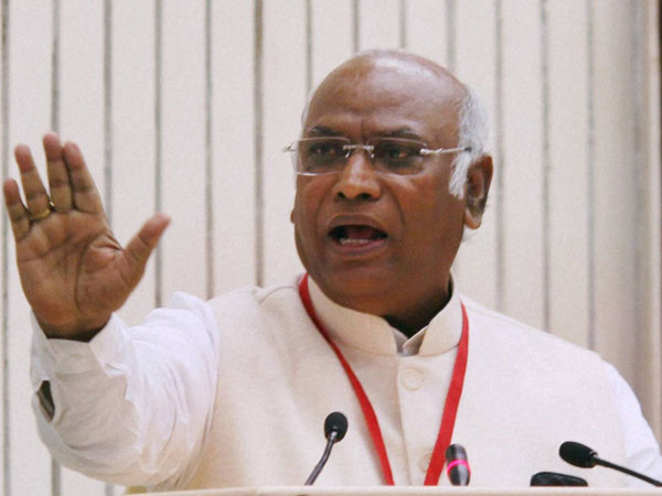 ಖರ್ಗೆ ಜತೆ ಪರಮೇಶ್ವರ್ ಮಾತುಕತೆ