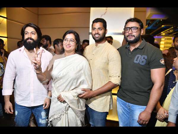 ಸುಮಲತಾ ಬೆನ್ನಿಗಿದ್ದಾರೆ ಯಶ್, ದರ್ಶನ್