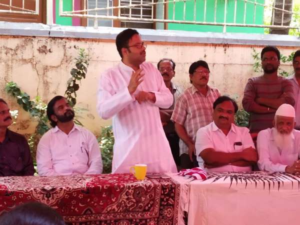  ಯುವಕರ ಕೈಗೆ ಕತ್ತಿ ಕೊಡುತ್ತಿದ್ದಾರೆ 