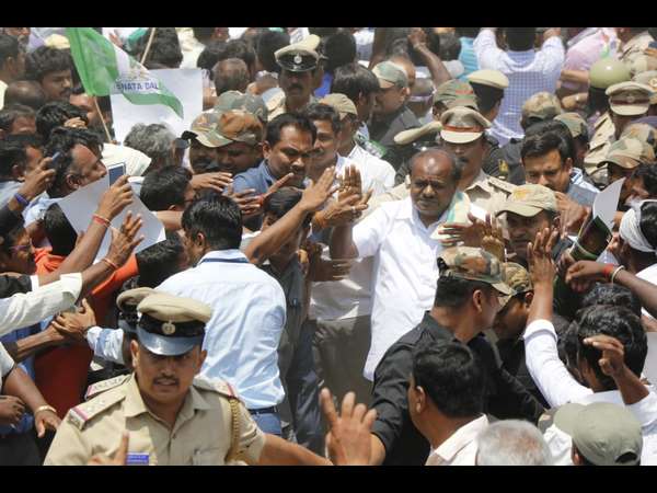 ಬಿಜೆಪಿ ನಾಯಕರ ಮನೆಯ ಮೇಲೆ ದಾಳಿ ನಡೆದಾಗ 