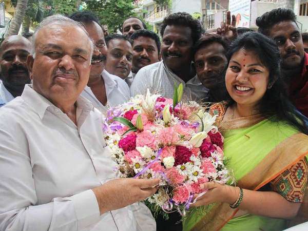 ಜಯನಗರ ಉಪಚುನಾವಣೆಯಲ್ಲಿ ಗೆದ್ದ, ರಾಮಲಿಂಗ ರೆಡ್ಡಿಯವರ ಪುತ್ರಿ ಸೌಮ್ಯಾ ರೆಡ್ಡಿ 