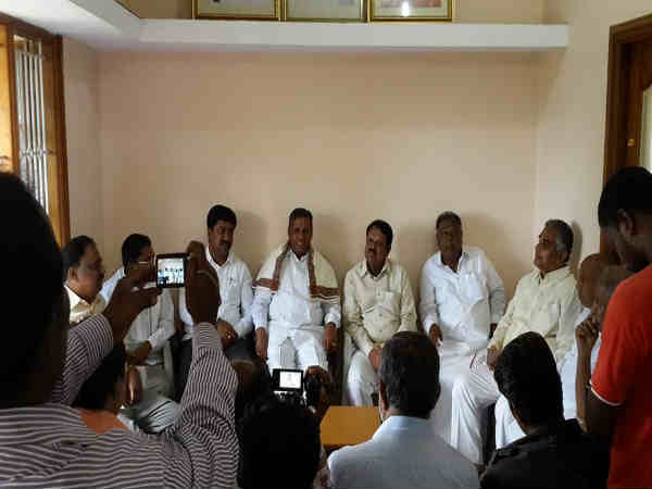 ಮುನಿಯಪ್ಪ ಕಾರ್ಯಕರ್ತರ ಜೊತೆ ಉತ್ತಮ ಬಾಂಧವ್ಯವನ್ನು ಹೊಂದಿಲ್ಲ 