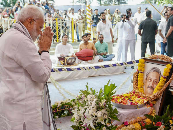 ಅಂತಿಮ ನಮನ ಸಲ್ಲಿಸಿದ ಮೋದಿ